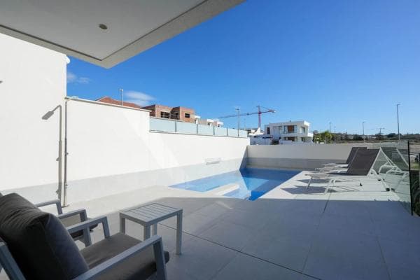 Chalet independiente en venta en Calle Gabriel García Márquez s/n, Benijofar
thumbnail 2
