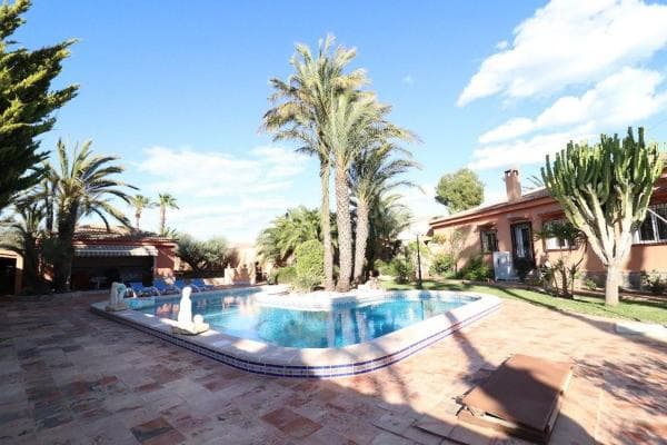 Chalet independiente en venta en Barrio La Siesta - El Salado - Torreta, Torrevieja
thumbnail 1