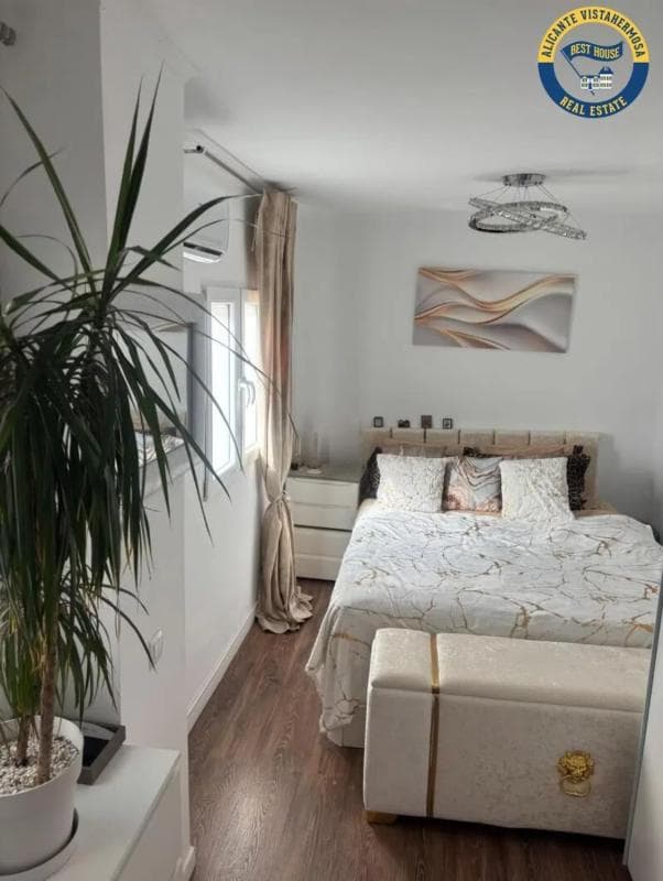 Venta de piso en Pasaje Penalva, Alicante / Alacant
photo 2