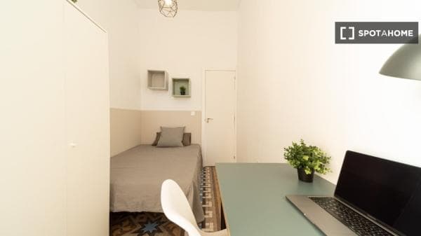 Se alquila habitación en piso compartido en la Dreta de l'Eixample photo 1