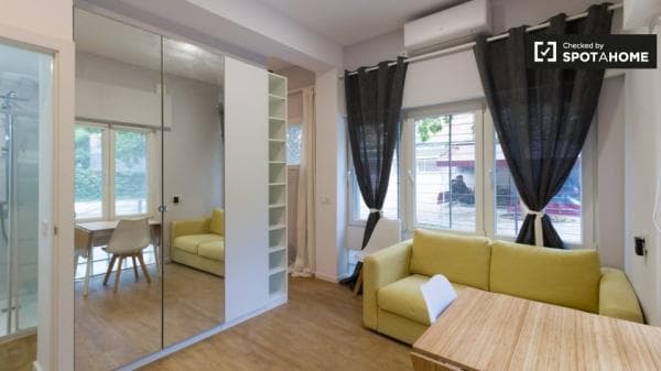 Estudio en alquiler en Carrer de Bellmunt, Barcelona photo 1