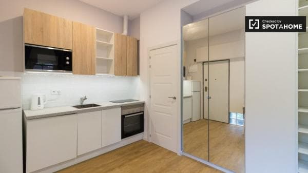 Estudio en alquiler en Carrer de Bellmunt, Barcelona thumbnail 1