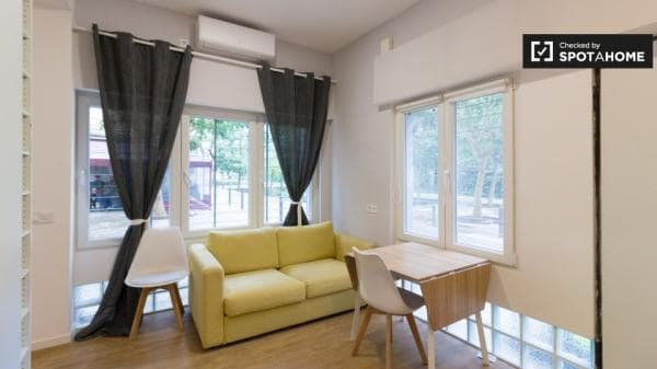 Estudio en alquiler en Carrer de Bellmunt, Barcelona thumbnail 2
