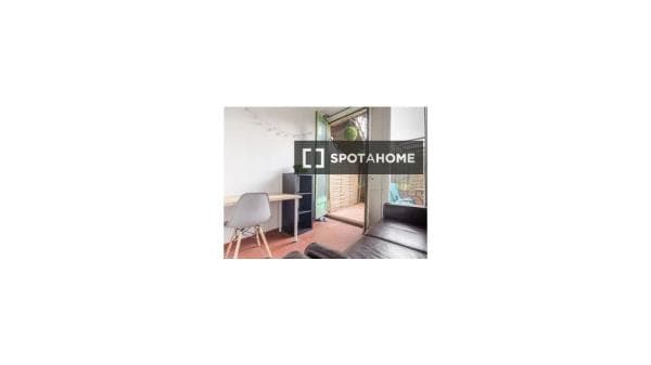 Habitación en piso compartido en l'Antiga Esquerra de l'Eixample. thumbnail 1