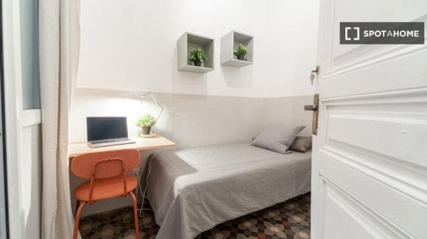 Se alquila habitación en piso compartido en la Dreta de l'Eixample photo 1
