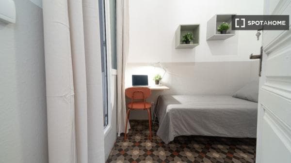 Se alquila habitación en piso compartido en la Dreta de l'Eixample thumbnail 1