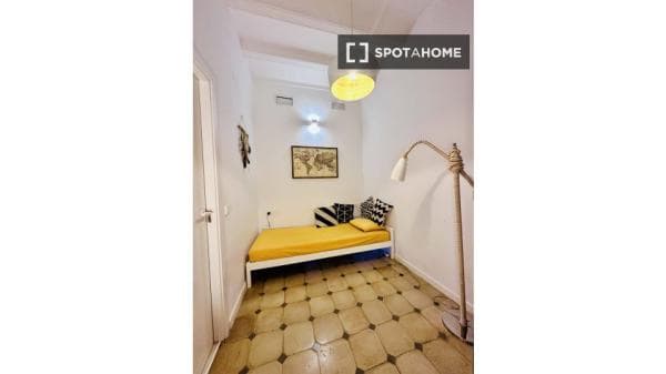 Habitación en piso compartido en barcelona. photo 1