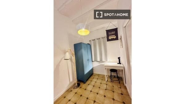 Habitación en piso compartido en barcelona. thumbnail 1