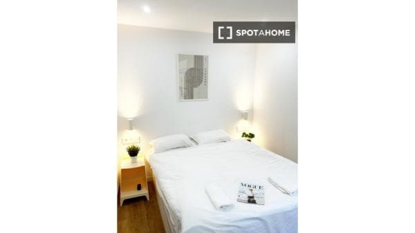 Habitación en piso compartido en barcelona. photo 1
