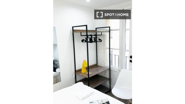Habitación en piso compartido en barcelona. thumbnail 1