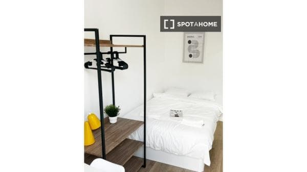 Habitación en piso compartido en barcelona. photo 1