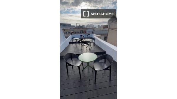 Habitación en piso compartido en barcelona. thumbnail 2