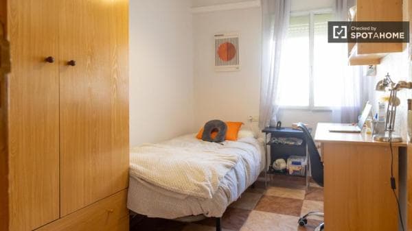 Habitación compartida de 3 habitaciones en alquiler en Opañel, Madrid photo 1