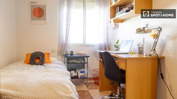 Habitación compartida de 3 habitaciones en alquiler en Opañel, Madrid thumbnail 2