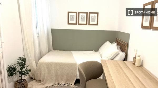 Habitación en piso compartido de 6 habitaciones en Ibiza, Madrid thumbnail 1
