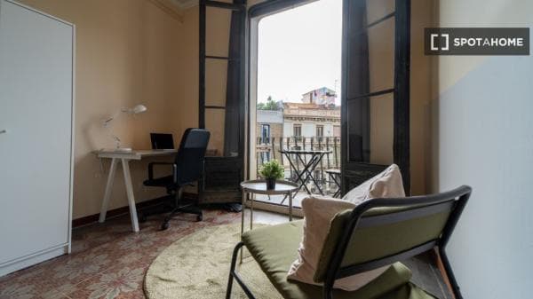 Habitación en piso compartido en barcelona. thumbnail 2