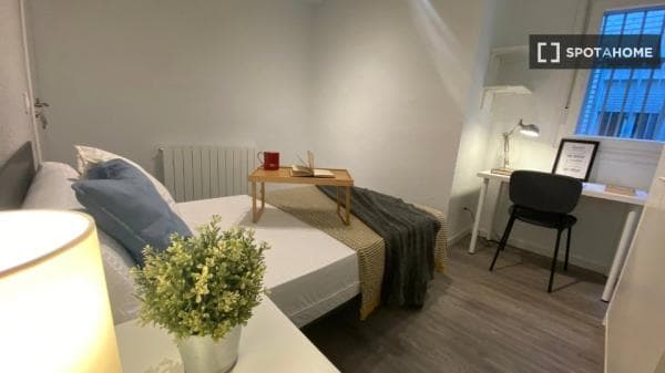 Habitación en piso compartido en alquiler en Aluche, Madrid. photo 1