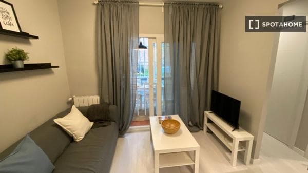 Habitación en piso compartido en alquiler en Aluche, Madrid. thumbnail 1