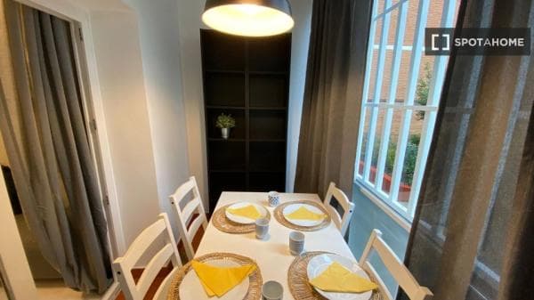 Habitación en piso compartido en alquiler en Aluche, Madrid. thumbnail 2