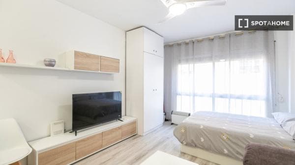 Piso en alquiler en Carrer de Joan Gamper 1º 7ª , Barcelona thumbnail 1