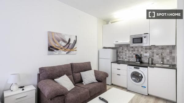 Piso en alquiler en Carrer de Joan Gamper 1º 7ª , Barcelona thumbnail 2