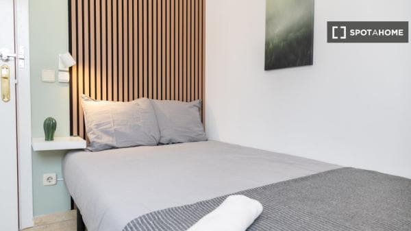 Habitación en piso compartido de 4 habitaciones en alquiler en Numancia, Madrid thumbnail 2