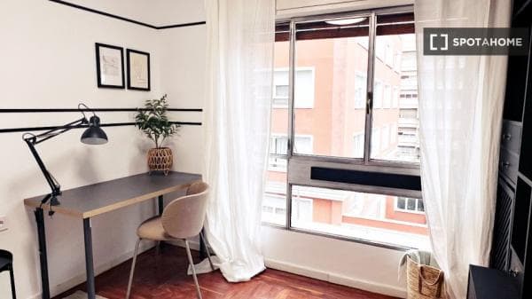 Habitación en piso compartido en madrid. thumbnail 2