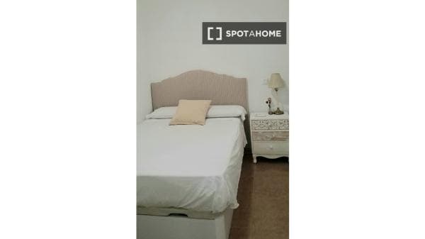 Habitación en piso compartido en madrid. photo 1