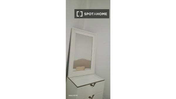 Habitación en piso compartido en madrid. thumbnail 1