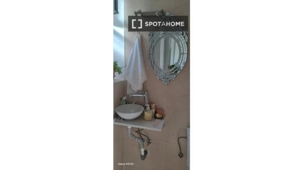 Habitación en piso compartido en madrid. thumbnail 2
