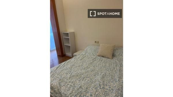 Habitación en piso compartido en barcelona. photo 1