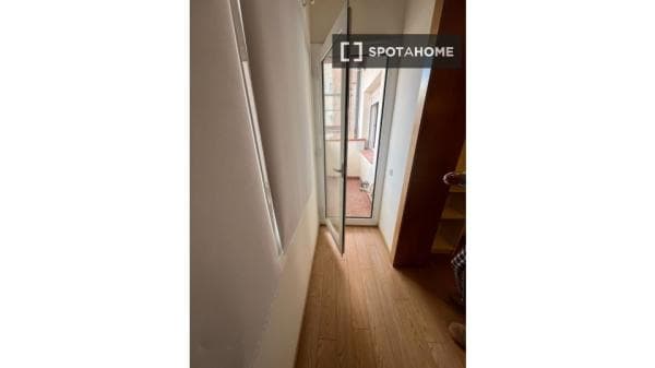 Habitación en piso compartido en barcelona. thumbnail 1