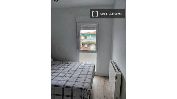 Se alquila habitación en piso compartido de 3 habitaciones en Leganés thumbnail 1