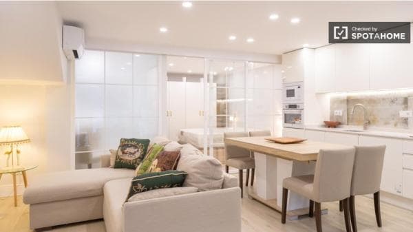 Piso en alquiler en C. de Teseo , Madrid photo 1