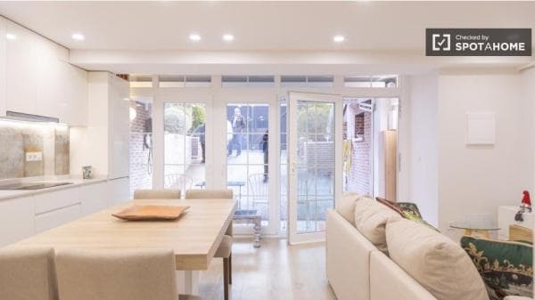 Piso en alquiler en C. de Teseo , Madrid thumbnail 1