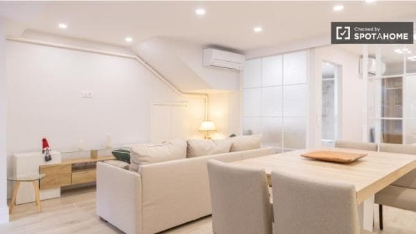 Piso en alquiler en C. de Teseo , Madrid thumbnail 2