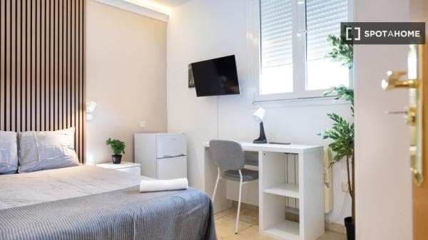 Habitación en piso compartido de 4 habitaciones en alquiler en Numancia, Madrid thumbnail 1