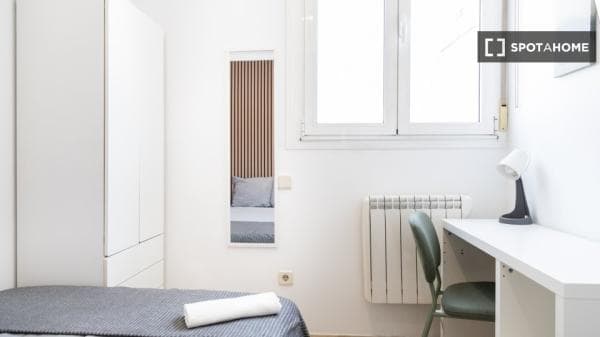Habitación en piso compartido de 4 habitaciones en alquiler en Numancia, Madrid photo 1