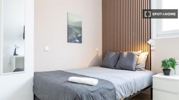 Habitación en piso compartido de 4 habitaciones en alquiler en Numancia, Madrid thumbnail 2