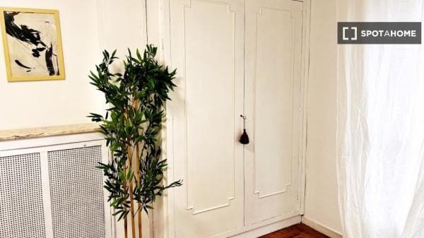 Habitación en piso compartido en madrid. thumbnail 1