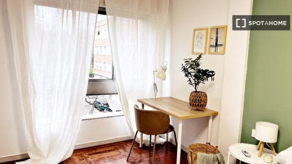 Habitación en piso compartido en madrid. thumbnail 2