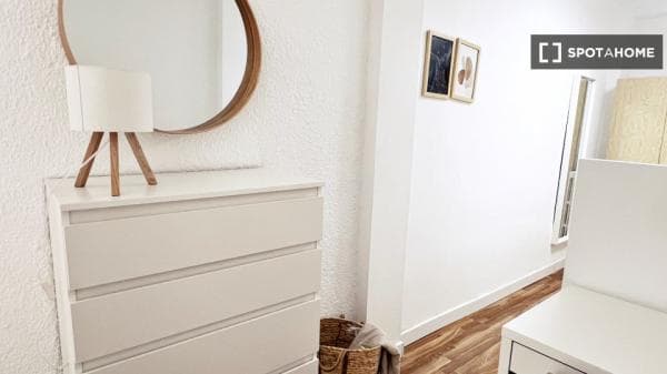 Habitación en piso compartido en madrid. thumbnail 2