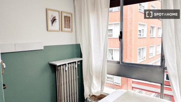 Habitación en piso compartido en madrid. thumbnail 2