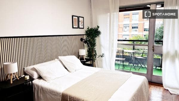 Habitación en piso compartido en madrid. photo 1