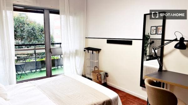 Habitación en piso compartido en madrid. thumbnail 1