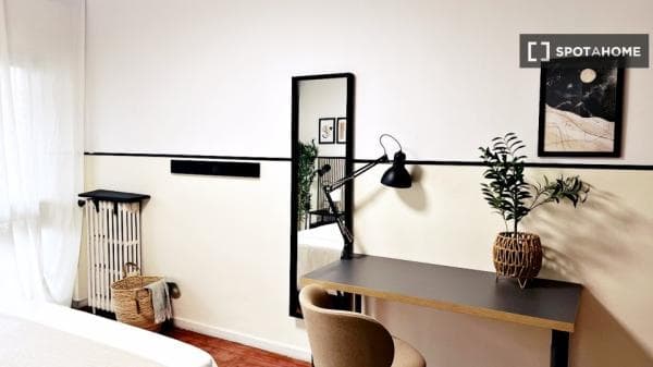 Habitación en piso compartido en madrid. thumbnail 2