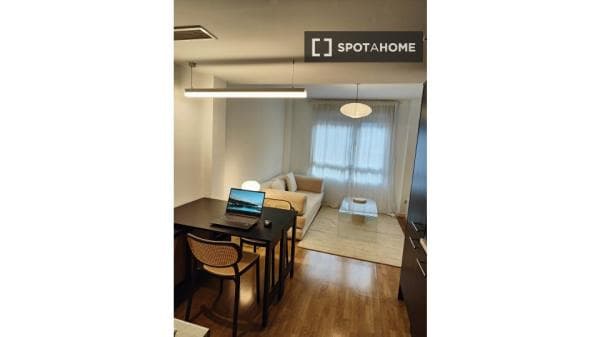 Estudio en alquiler en C. del Ailanto, Madrid thumbnail 2