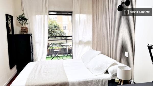 Habitación en piso compartido en madrid. thumbnail 2