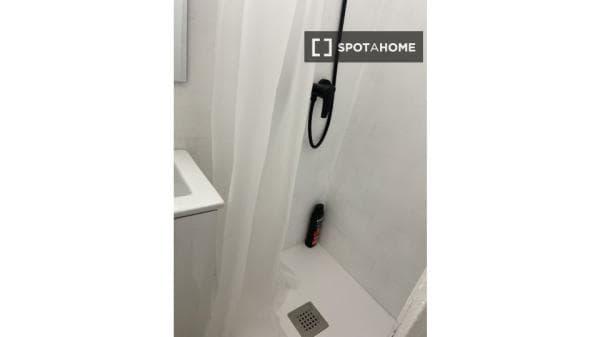 Habitación en piso compartido en barcelona. thumbnail 1