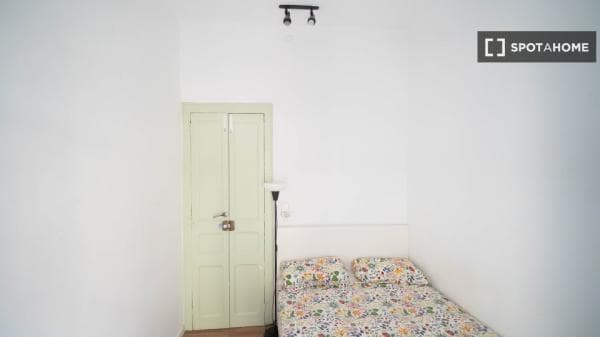 Habitación en piso compartido en alquiler en Barceloneta. photo 1